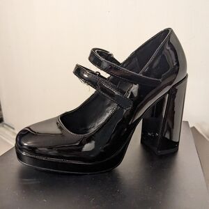 Steve Madden Custom in black in size 6